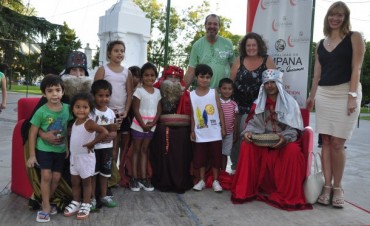 Los Reyes Magos visitaron la Plaza “Dr. Eduardo Costa” y recibieron las “cartitas” de los niños