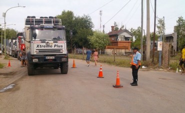 Dakar: la Policía Local y la Dirección de Tránsito ordenan la llegada de los vehículos al puerto