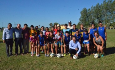 Abella entregó un subsidio al equipo de fútbol femenino de Puerto Nuevo
