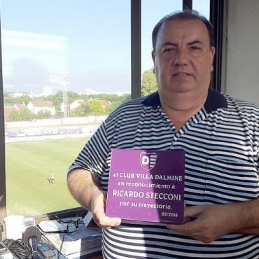RICARDO STECCONI RECIBIÒ UN RECONOCIMIENTO DEL CLUB VILLA DÀLMINE