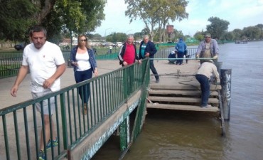El Municipio clausuró el muelle de donde partía la lancha con los docentes de escuelas de isla