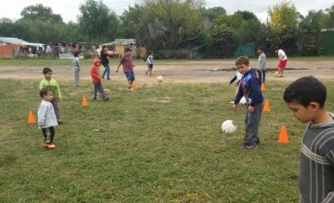 Chicos de todas las edades disfrutan de las actividades deportivas gratuitas que ofrece el Municipio