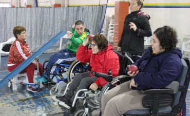 Adultos mayores y jóvenes con discapacidad disfrutan del deporte