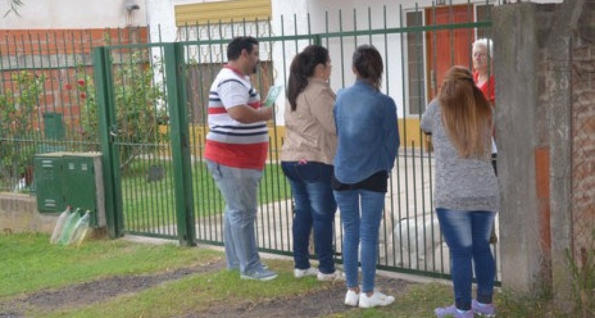 Personal de Medio Ambiente recorre los barrios concientizando sobre la disposición de residuos