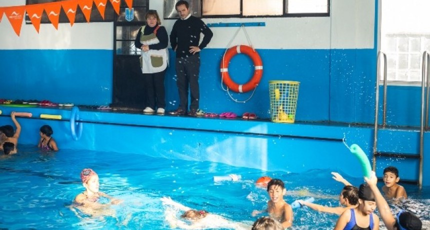 Natación escolar: más de 600 alumnos de la ciudad disfrutan de clases gratuitas