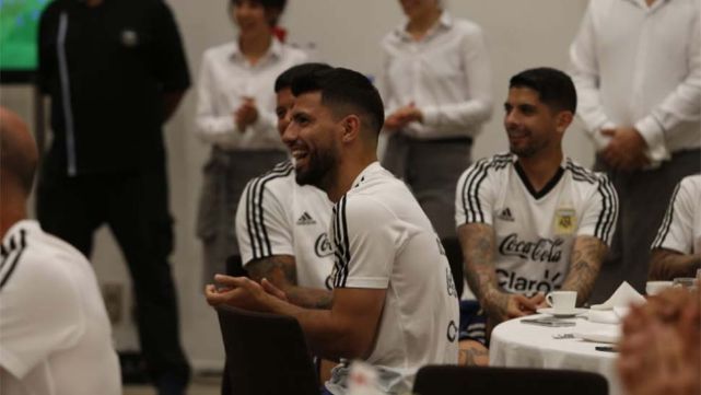 En la concentraciòn de Argentina en Barcelona se festejò el cumpleaños del Kun Agùero