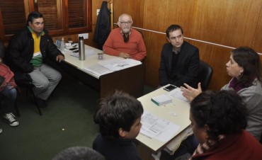 El Municipio acompaña a vecinos isleños en la gestión de ayudas económicas