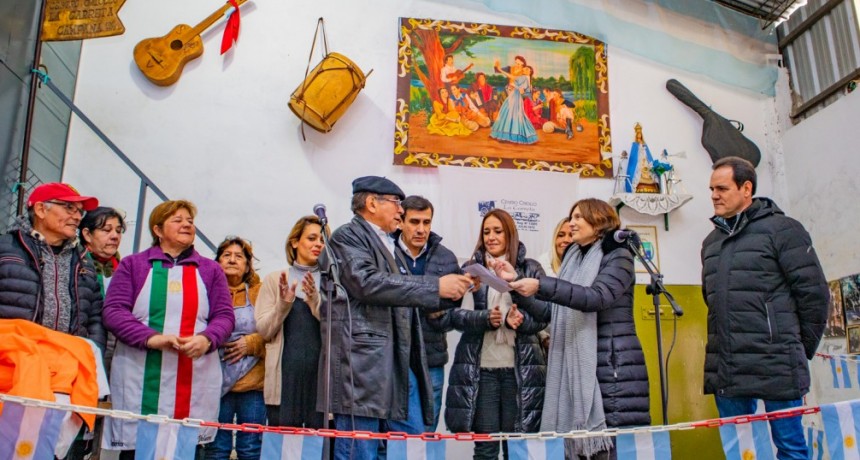 Elisa Abella acompañó a “La Carreta” en la celebración por su 52° aniversario 