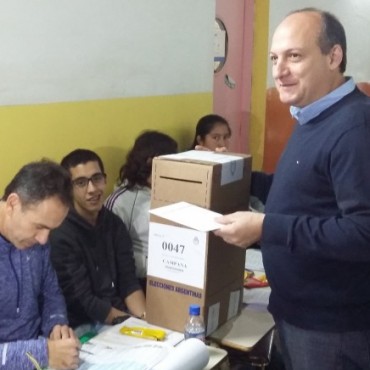 Sergio Roses votò muy temprano en la Escuela de San Cayetano