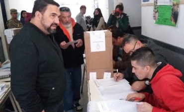 Mauricio Villanueva y su voto en la Escuela del Barrio San Cayetano
