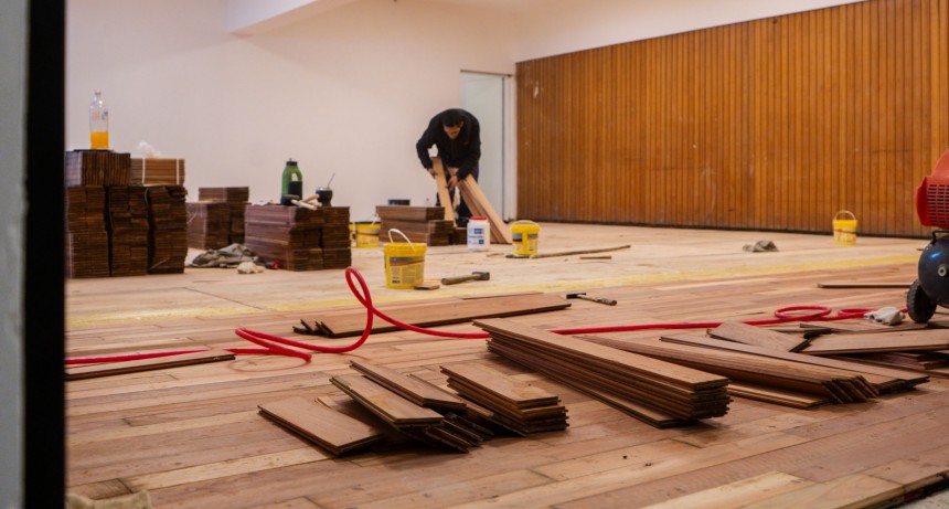 El Intendente recorrió los avances de la obra de remodelación del teatro Pedro Barbero