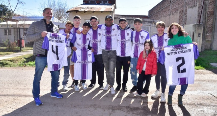 Entrega de nuevas camisetas a equipo de fútbol del barrio Villanueva