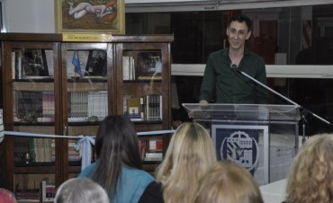 La Comunidad homenajeó al escritor Oscar Alberto Serrano