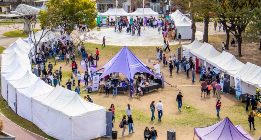 Más de 1.000 jóvenes y adultos visitaron la “Expo Educación y Empleo”