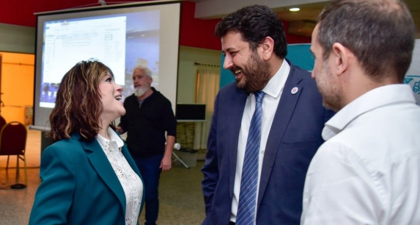 Alonso acompañó al Ministro Mena en la entrega masiva de escrituras