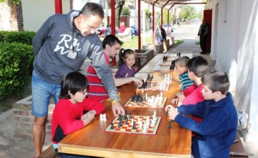 Las “Simultáneas de Ajedrez” se realizaron en la Plaza “España”