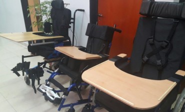 Abella entregó tres sillas posturales a personas con discapacidad