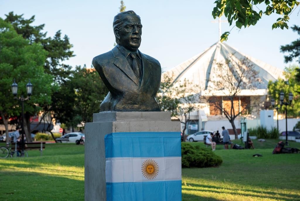 La presidenta del HCD encabezó la inauguración del busto de Alfonsín en la Plaza Eduardo Costa