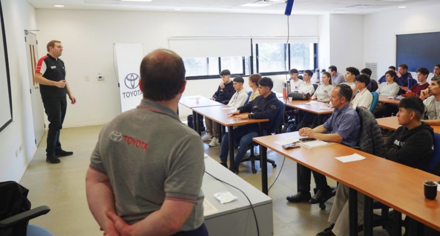 Toyota sigue impulsando la educación técnica automotriz en Argentina junto a su red de concesionarios