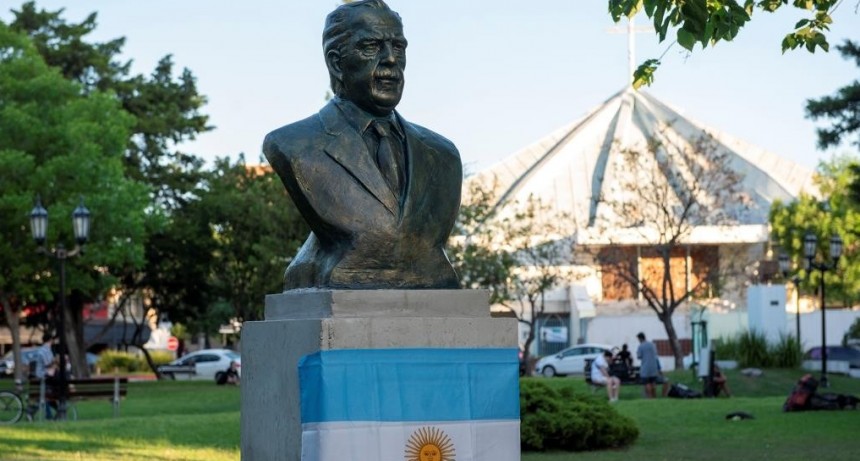 La presidenta del HCD encabezó la inauguración del busto de Alfonsín en la Plaza Eduardo Costa