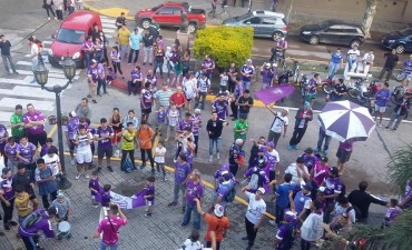 Los hinchas de Villa Dálmine se dieron cita en las puertas del palacio municipal esperando por la votación del expediente del estadio