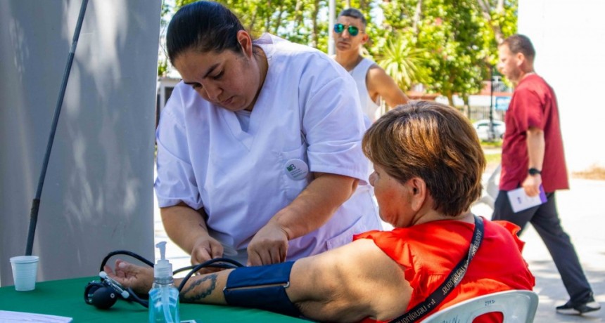 Día Mundial de la Diabetes: vecinos se realizaron controles de salud en la Plaza Italia