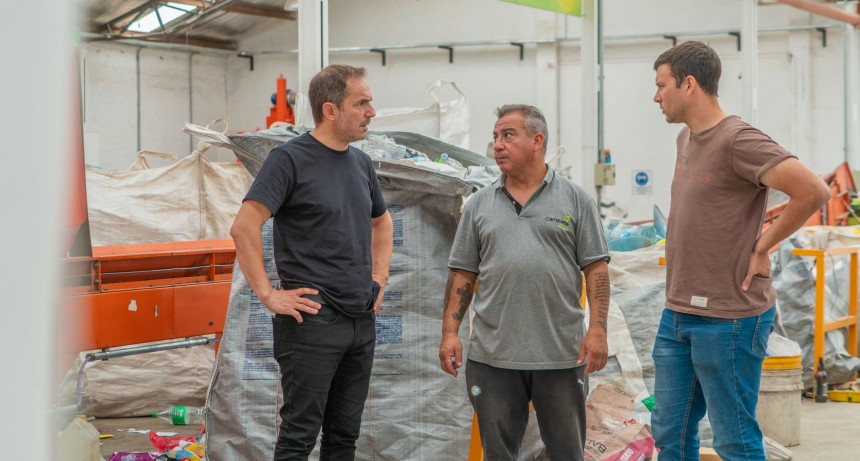 Abella visitó el Centro de Reciclaje Municipal, que está próximo a vender sus primeros materiales recuperados