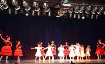 El Taller Municipal de Danzas finalizó el año con un sensacional show