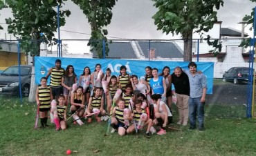 “Acá Estamos”: dos escuelas municipales de hockey también recibieron elementos deportivos