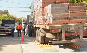 Tr&aacute;nsito y Transporte intensifica los operativos de pesaje y control de cargas en camiones 