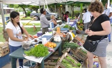Impulsado por el Municipio, la Feria de Productores dijo presente en la Plaza de Barrio Del Pino