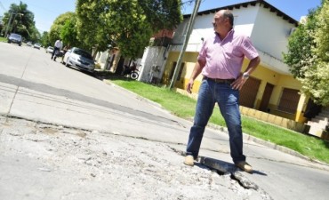 Cazador reclam&oacute; por una importante rotura de pavimento en Capilla del Se&ntilde;or y Mathew