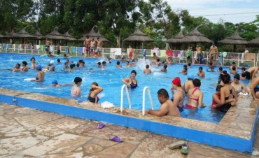 Los colonos disfrutan del sol y la pileta en la Colonia Integradora Municipal