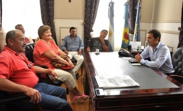 El intendente recibi&oacute; a vecinos de Las Praderas y prometi&oacute; importantes mejoras en el barrio