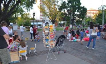 La Biblioteca &ldquo;se cruz&oacute;&rdquo; a la plaza Eduardo Costa para promover la lectura