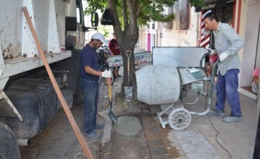 Se contin&uacute;a con la reparaci&oacute;n de las veredas en el casco urbano