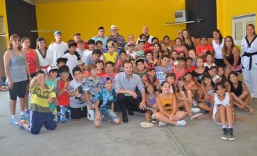 Abella visit&oacute; a los chicos de la Colonia Municipal en el Club Puerto Nuevo