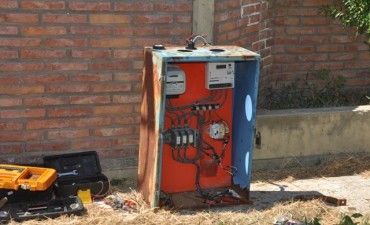El Municipio reemplaz&oacute; y reubic&oacute; un tablero el&eacute;ctrico que era peligroso para los vecinos   