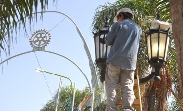 Repararon las farolas que iluminan el Arco de entrada a la ciudad 