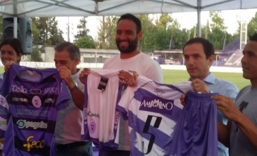 Villa Dalmine presentò su nueva indumentaria