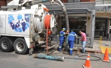 El cami&oacute;n vactor de AYSA limpi&oacute; los pluviales de la avenida Rocca