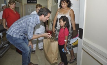Abella entreg&oacute; juguetes a los chicos internados en el Hospital Municipal