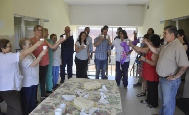 El Intendente agasaj&oacute; a una enfermera del Hospital Municipal que cumpli&oacute; 30 a&ntilde;os de trayectoria 