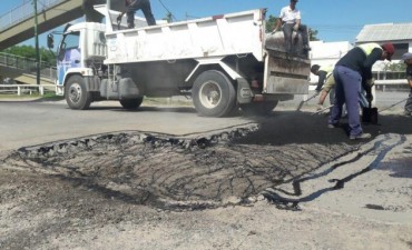Realizan un importante trabajo de bacheo en avenida Rivadavia