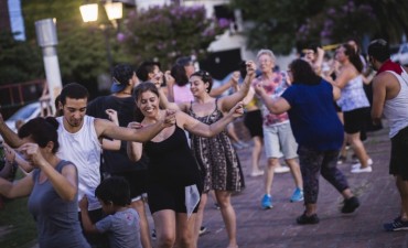 Ma&ntilde;ana habr&aacute; una clase abierta de folklore en la Plaza 1&ordm; de Mayo