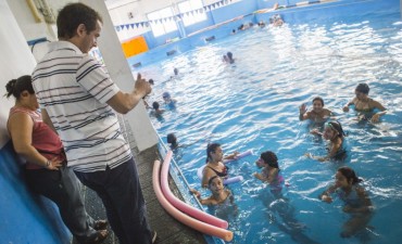 Abella comparti&oacute; actividades recreativas con los chicos que asisten a las Escuelas Abiertas de Verano