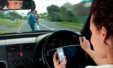 El tel&eacute;fono celular  un peligro creciente en las manos de conductores y peatones