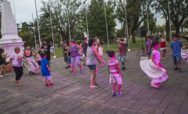 El taller municipal de Folklore y Bombo llen&oacute; de ritmo el Patio de las Am&eacute;ricas