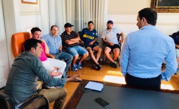 Abella recibió a futbolistas locales