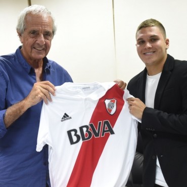 River Plate: Firm� su contrato el colombiano  Juan Fernando Quintero